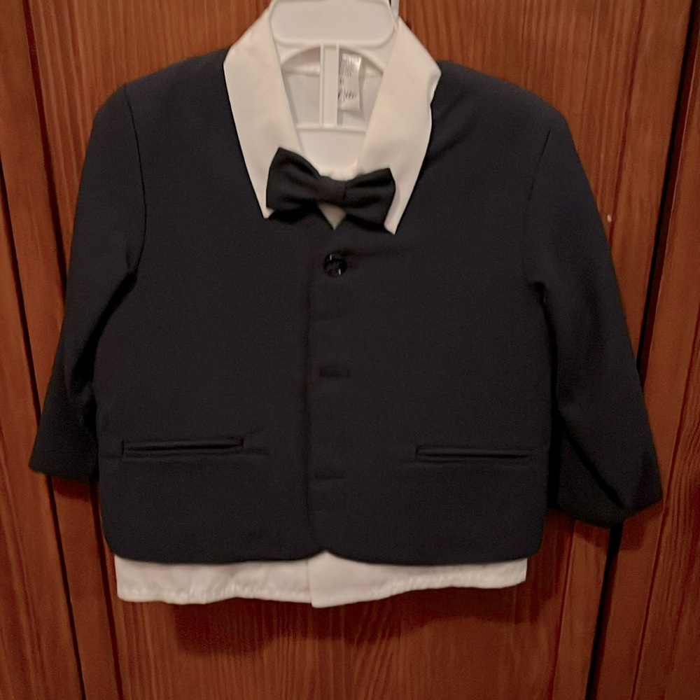 Lito 2 piece Suit with bow tie.. Size 4 Toddler